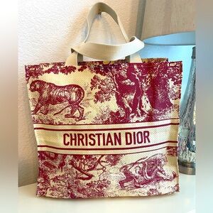 Pre-loved GWP 2022 CHRISTIAN DIOR Straw Dioriviera Tote in Burgundy/Red Novelty